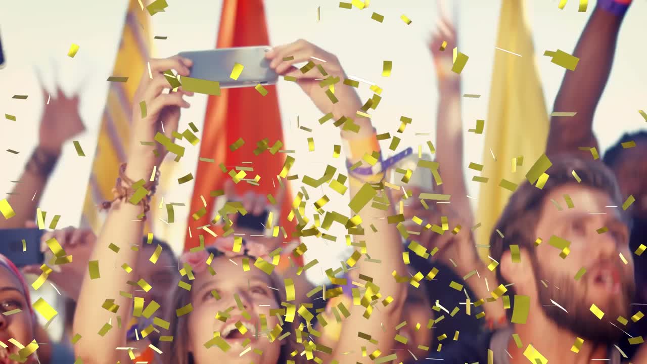 음악 콘서트에서 즐거움을 즐기는 사람들의 군중 위에 떨어지는 금 콘페티의 애니메이션