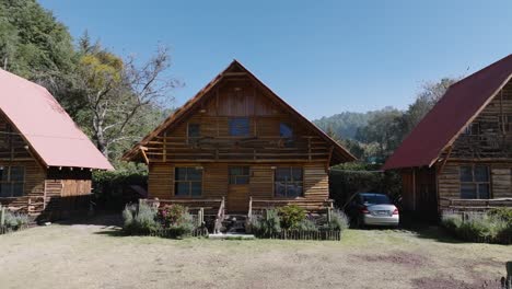 vista lateral de las maravillosas cabañas de madera por la mañana, méxico