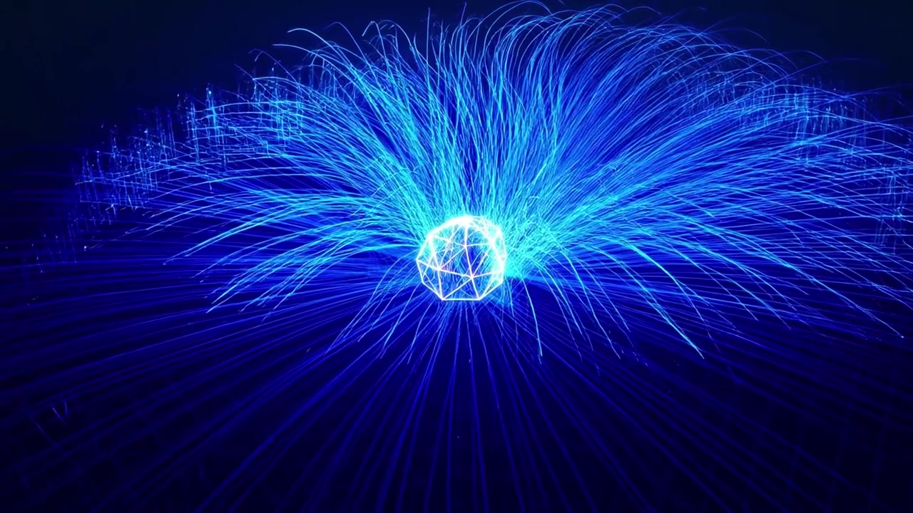 Sfera Geometrica Luminosa Che Emette Raggi di Luce Blu Nello Spazio Oscuro