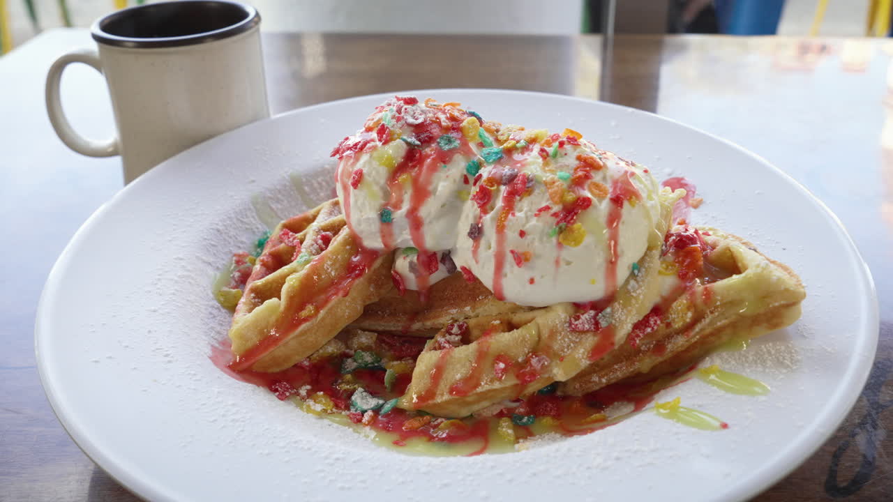 바닐라 아이스크림과 커피, 슬라이더 4k를 곁들인 과일 페블 와플의 사랑스러운 브런치 요리