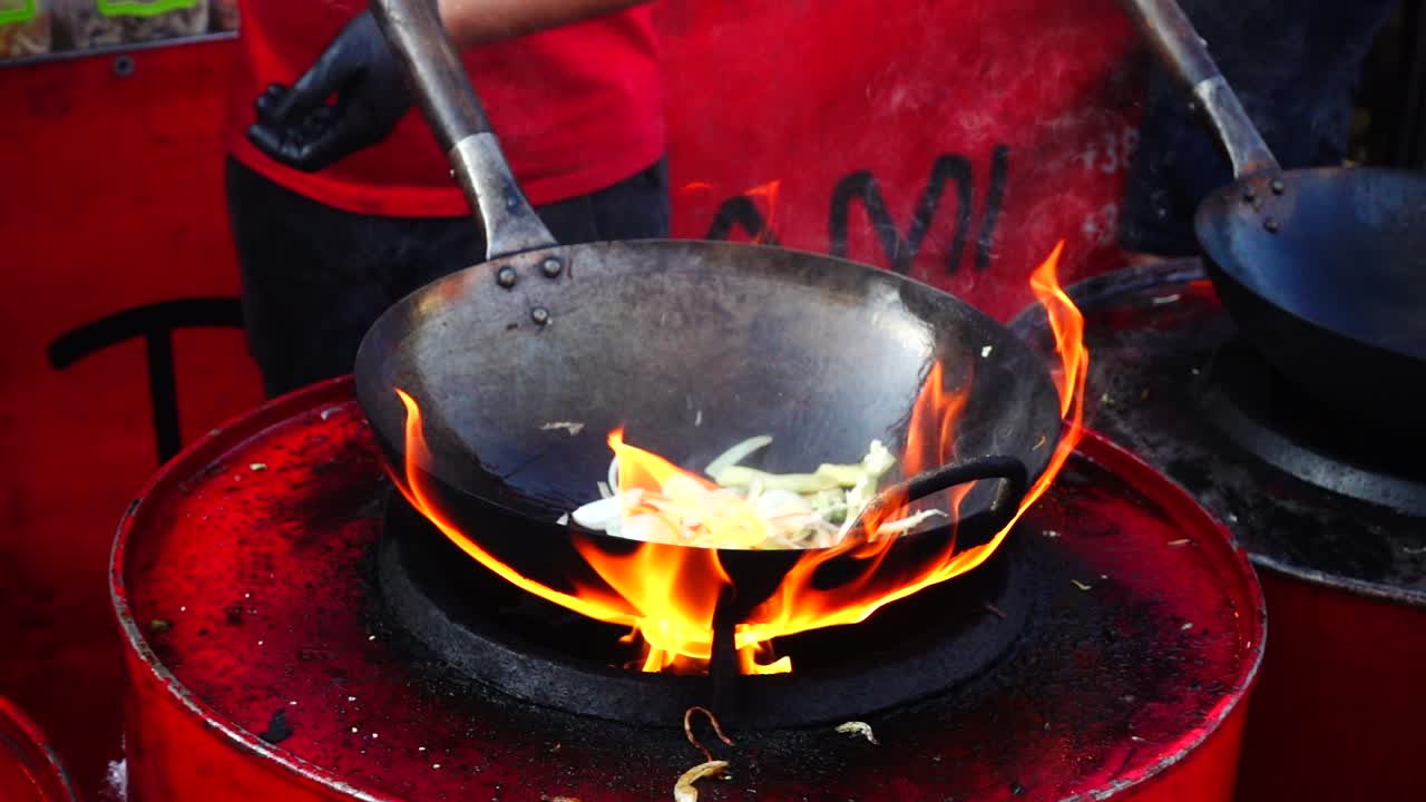 Cucina asiatica. Cottura nel wok. Rallentatore.