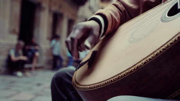 Eski Bir Avrupa Şehrinde Gitar Çalan Sokak Müzisyeni