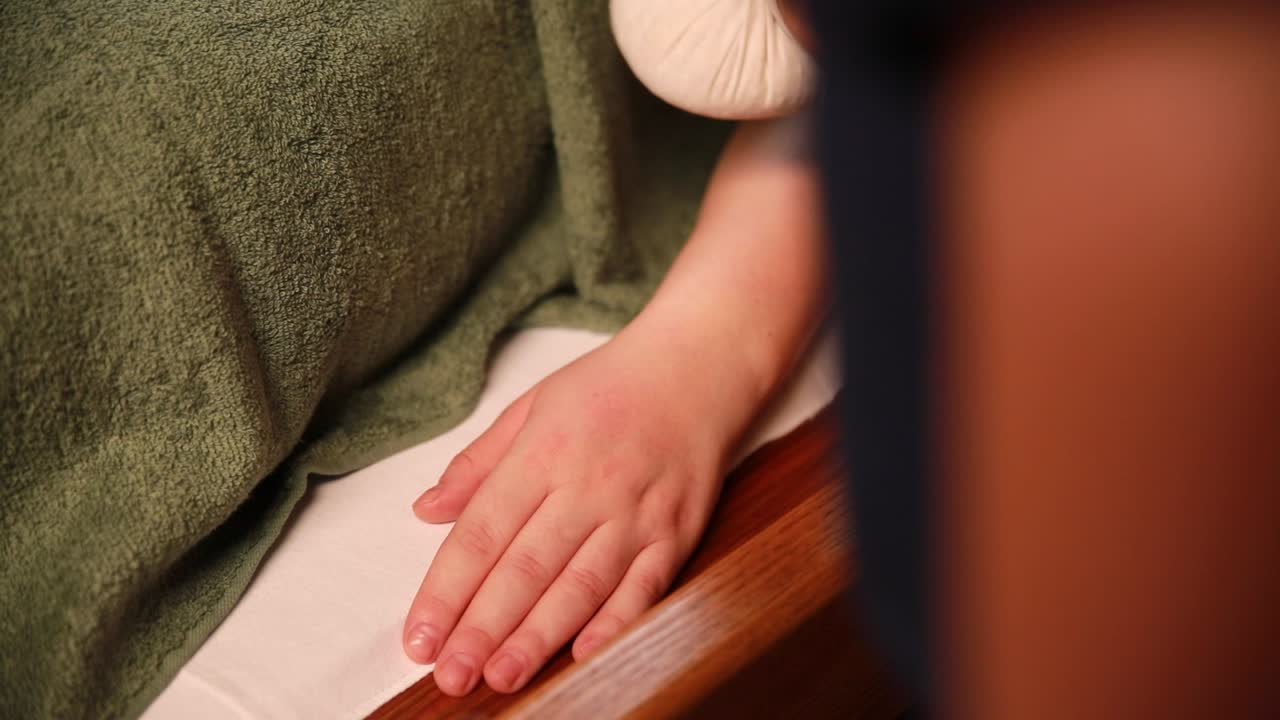 masaje de manos con compresas de hierbas