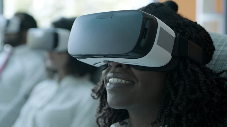 Glückliche junge Frau mit VR-Headset
