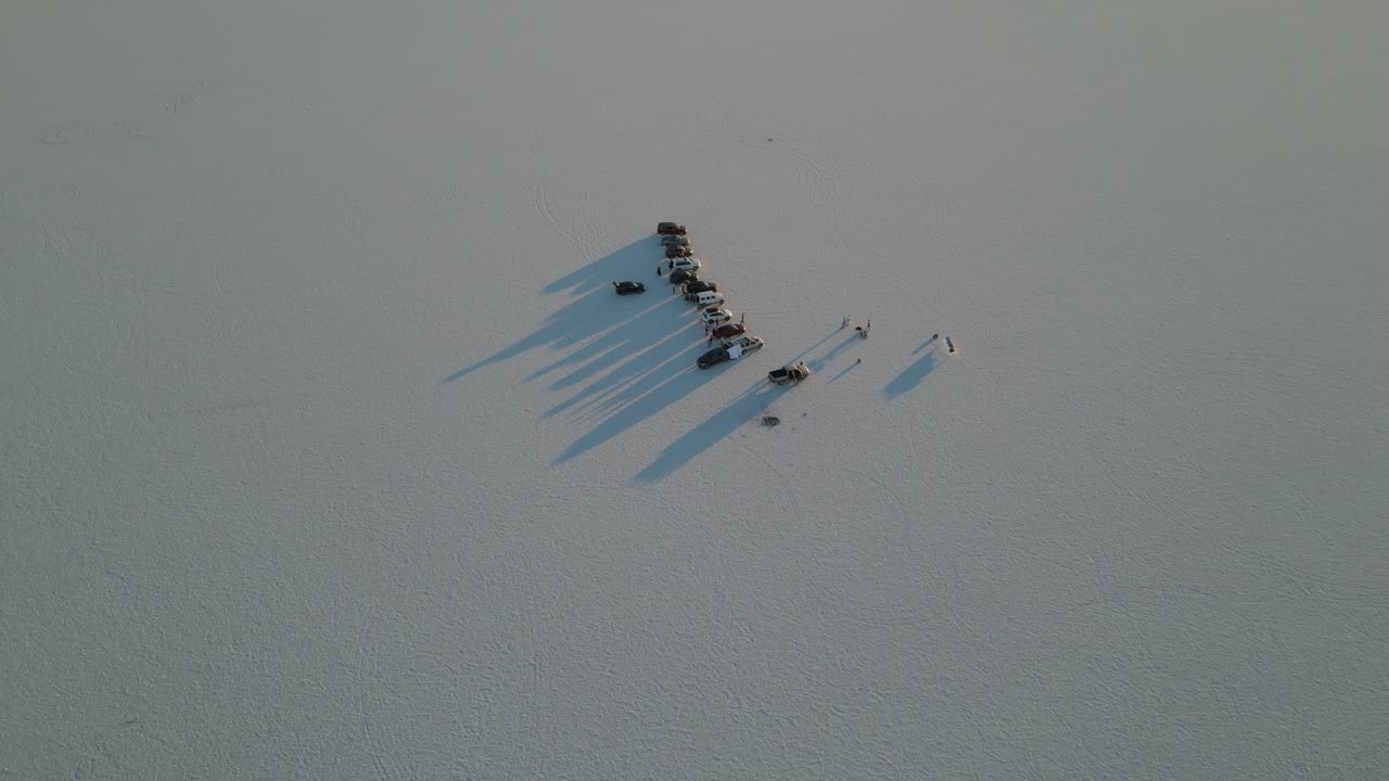 해가 지는 순간 에 차 들 의 집단 - 보네빌 소금 플래트