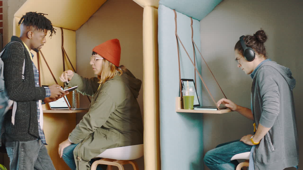 творческие, занятые и сотрудники, работающие в офисе