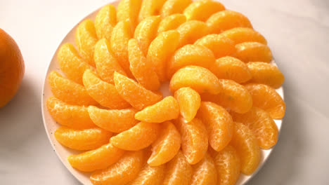 naranjas frescas en el plato - concepto saludable