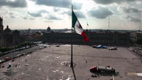 Große-Mexikanische-Flagge-Auf-Dem-Zocalo-Platz,-Ruhiger-Tag-In-Der-Sonnigen-Mexikanischen-Stadt---Luftaufnahme