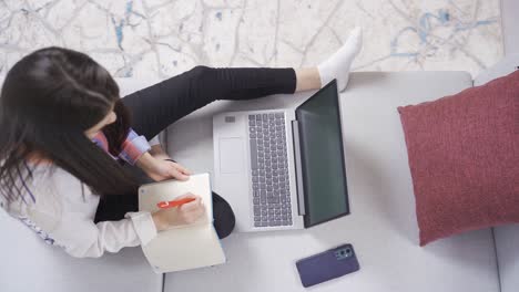 Konzentrierter,-Konzentrierter-Afrikanischer-Junger-Mann,-Der-Mit-Laptop-Auf-Dem-Sofa-Im-Wohnzimmer-Liegt.