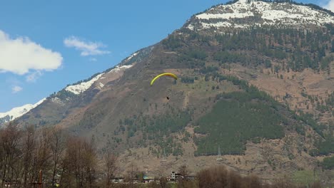 Gleitschirmfliegen-Mit-Blick-Auf-Die-Berge-Und-Hellem-Himmel-Am-Morgen-Aus-Einem-Anderen-Blickwinkel