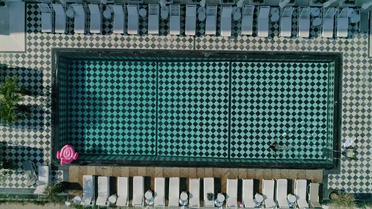 수영장에서 여자의 아름다운 전망