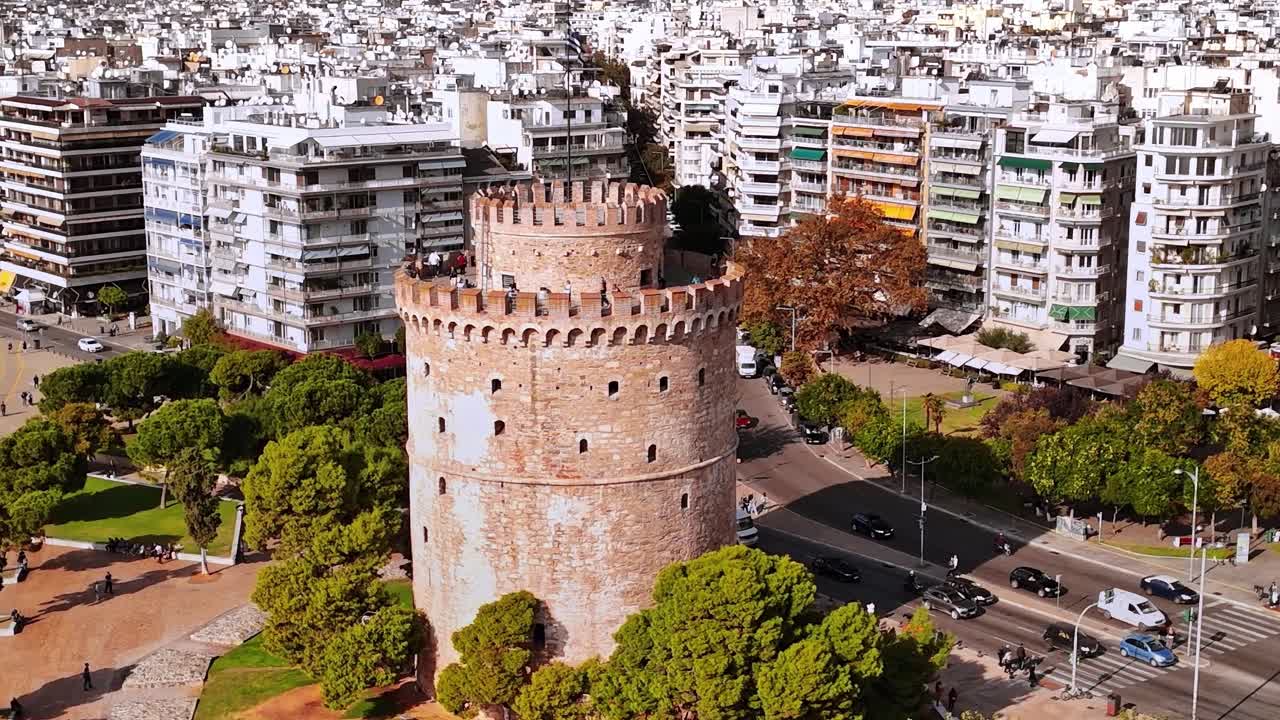 Historisk tårn i bybilledet i Thessaloniki, Grækenland, i dagslys