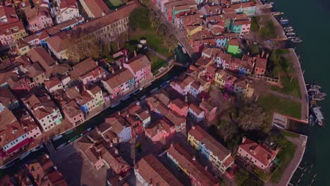 Pequeño-Pueblo-Idílico-En-La-Isla-En-La-Laguna-Veneciana,-Burano,-Antena