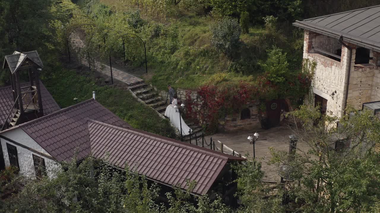 사랑스러운 신혼부부, 백인 신부, 신부, 공원에서 고, 손을 잡고, 결혼 부부, 가족