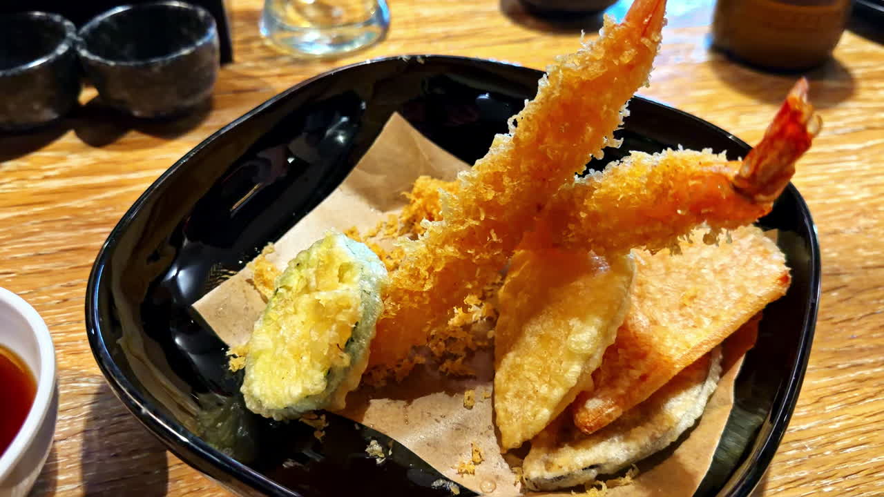Gamberi con verdure fritte serviti in un piatto. Scatto ravvicinato