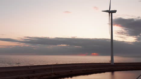 Windturbinen-Und-Aquakultur-Während-Des-Sonnenuntergangs-Auf-Der-Insel-Neeltje-Jans,-Niederlande