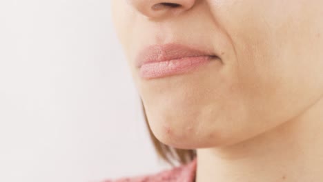 Mujer-Comiendo-Grageas-De-Chocolate-En-Primer-Plano.-Chocolate.