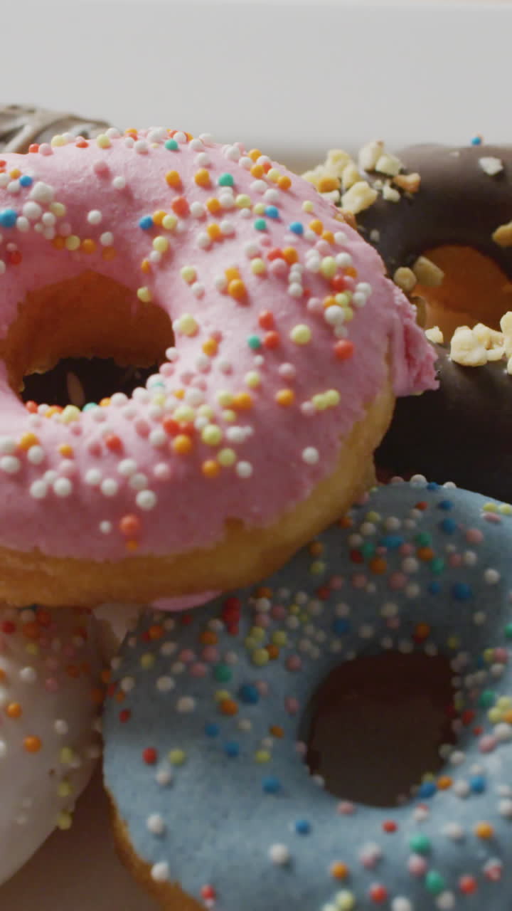video de rosquillas con glaseado en una placa blanca sobre un fondo blanco