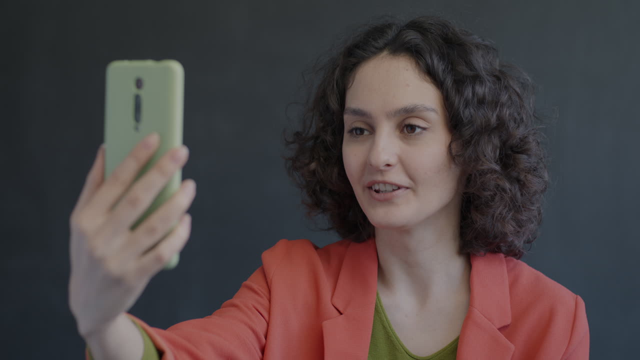 mujer en una llamada de video