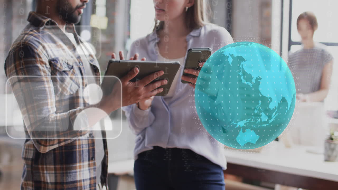 animación del globo y procesamiento de datos sobre diversas personas de negocios en la oficina