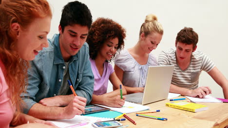 Estudiantes-Sonrientes-Trabajando-Juntos-En-Una-Tarea