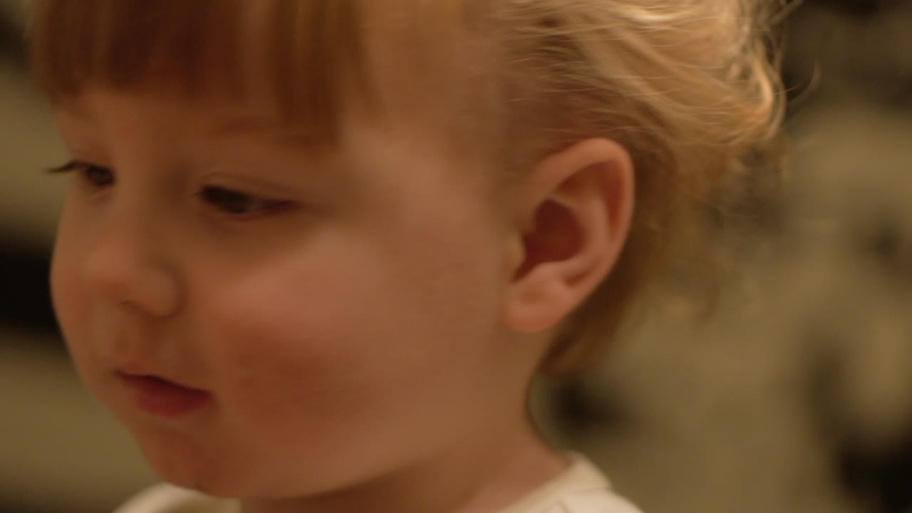 Un bellissimo bambino, timido all'inizio ma sorridente e che allunga la mano verso la macchina fotografica - Primo piano.