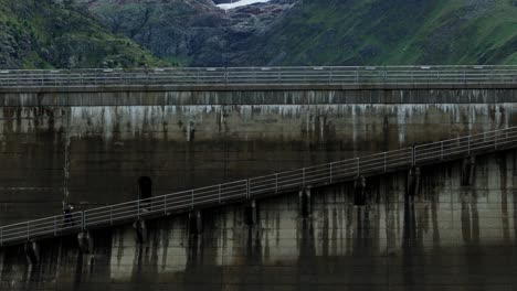 pedestal de avión no tripulado aéreo en la presa de fellaria de valmalenco en italia revelando el lago gera