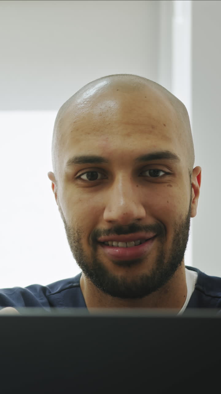 médico trabajando en una computadora portátil en la oficina