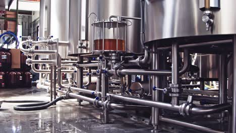 Industrial-stainless-steel-vats-in-modern-brewery