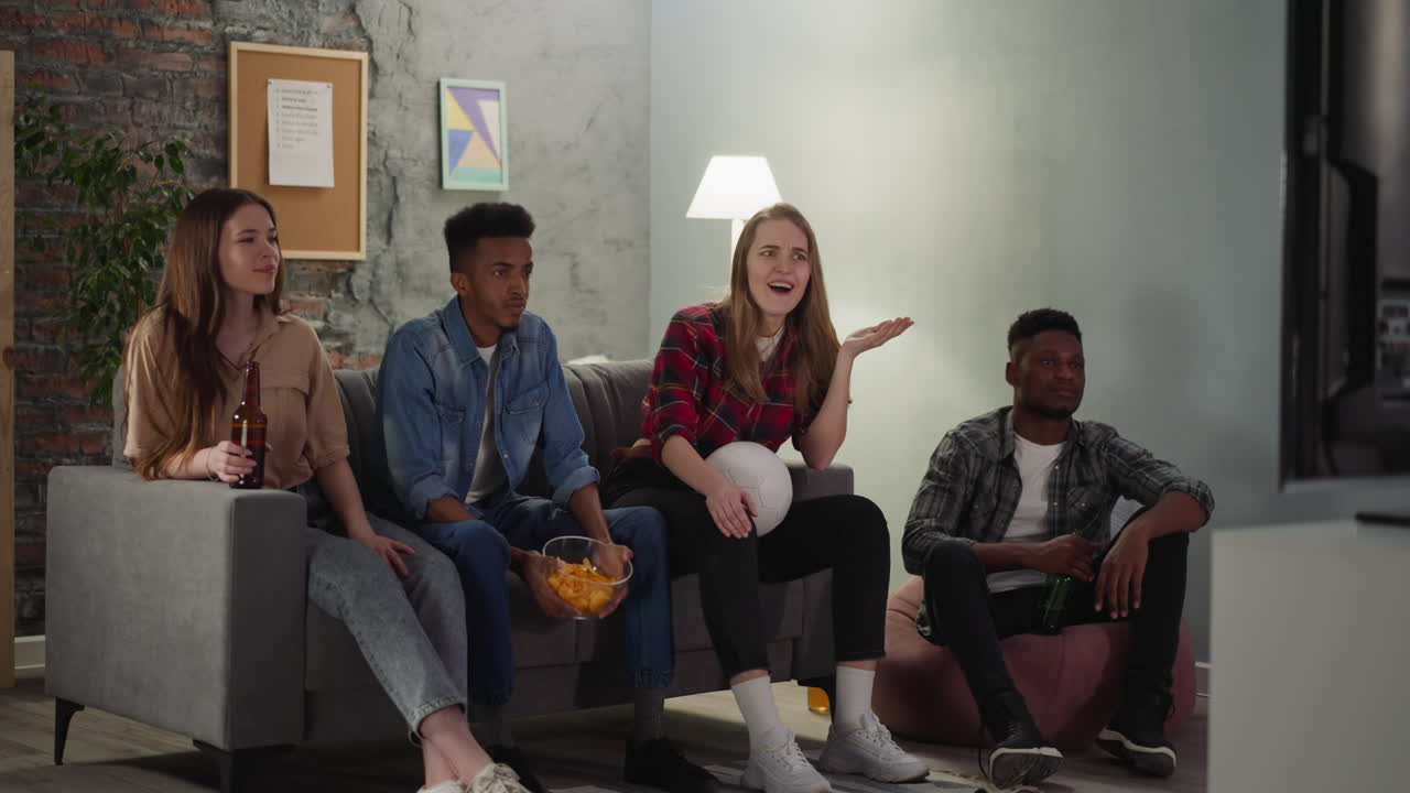 hombre negro arroja fichas viendo fútbol con amigos