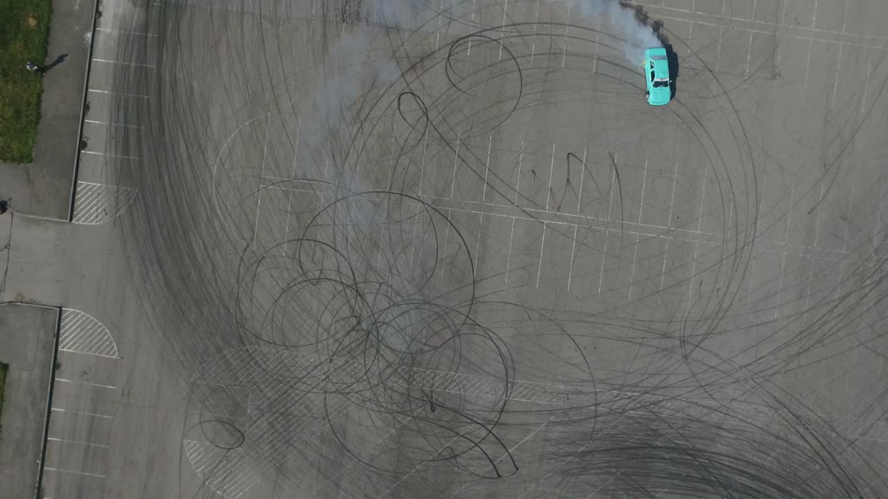 스포츠카에 떠다니는 운전자 훈련의 공중 사진.