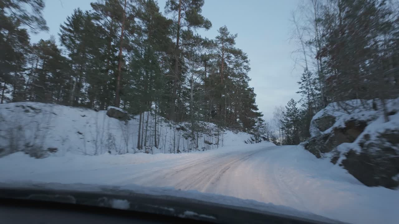 숲 의 겨울 눈 인 도로 에서 자동차 를 운전 하는 것 - pov