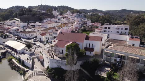 Alcoutim-Schloss-Und-Das-Umliegende-Dorf-Am-Ufer-Des-Guadiana-Flusses