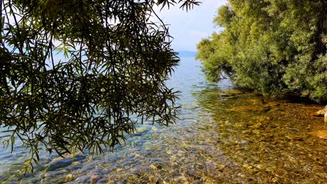 disparo de un camión que revela un barco en el agua azul del lago ohrid en macedonia