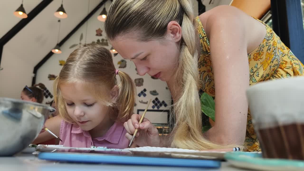 madre e hija pintando juntas