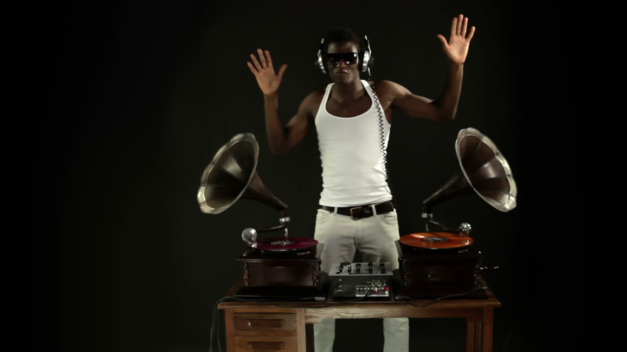 gramófono hombre dj 108