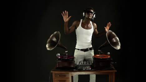 gramófono hombre dj 108