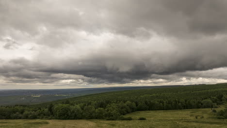 Hyperlapse-Eines-Sturms-Und-Regens-über-Dem-Wald