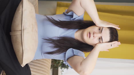 vídeo vertical de una mujer agresiva y neurótica.