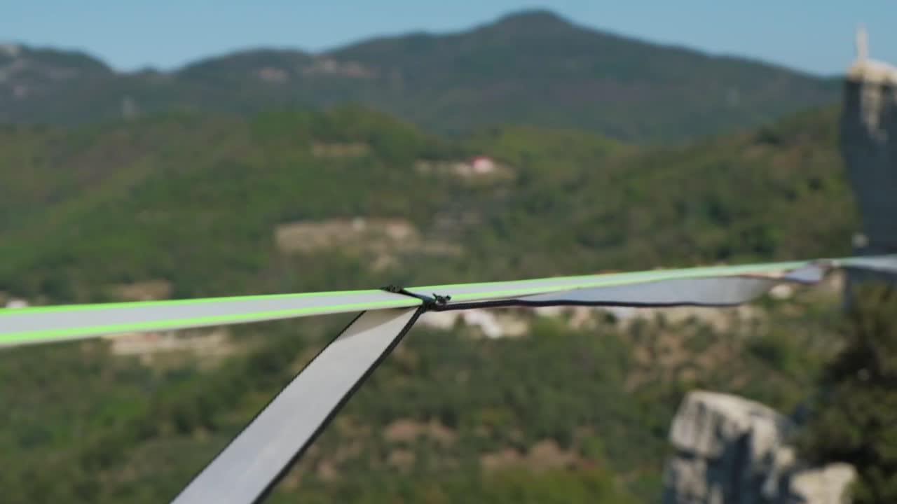 toma de cardán de hombres en un slackline en la cima de una montaña