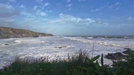 Poderosos-Mares-Y-Olas-Que-Desembarcan-En-Un-Tormentoso-Día-De-Primavera-En-La-Costa-De-Cobre-Waterford-Irlanda-Naturaleza-Salvaje