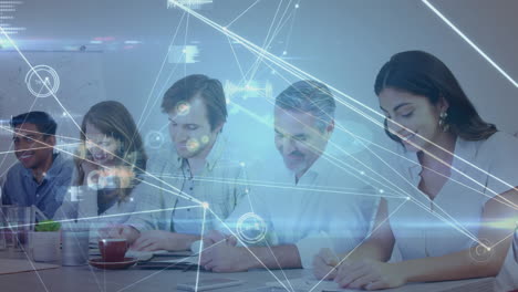 la animación digital muestra la tecnología de red global entre colegas conectados.