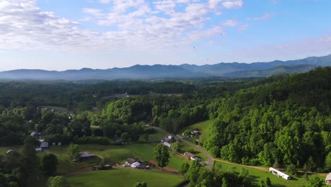 Una-Excelente-Toma-Aérea-De-Casas-Ubicadas-Entre-La-Vegetación-De-Asheville,-Carolina-Del-Norte