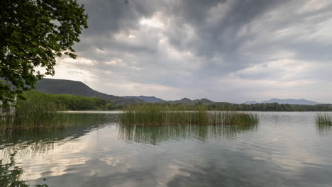 el lago de banyoles en cataluña, españa