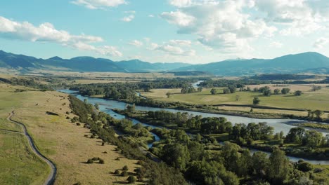 Aerial-shot-of-the-vast-mountain-landscape-along-the-Yellowstone-River