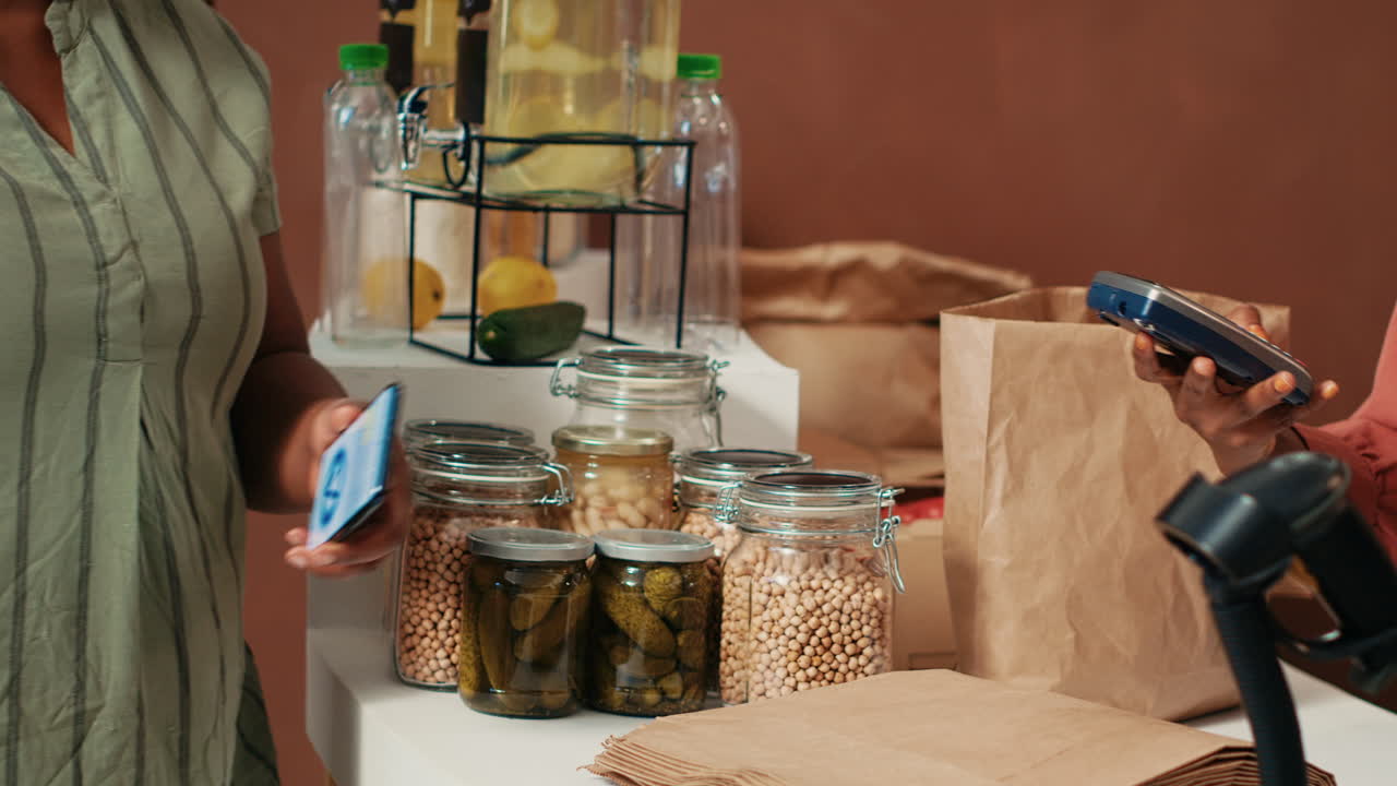 아프리카계 미국인 구매자는 nfc 결제를 사용하여 pos에서 지불합니다.