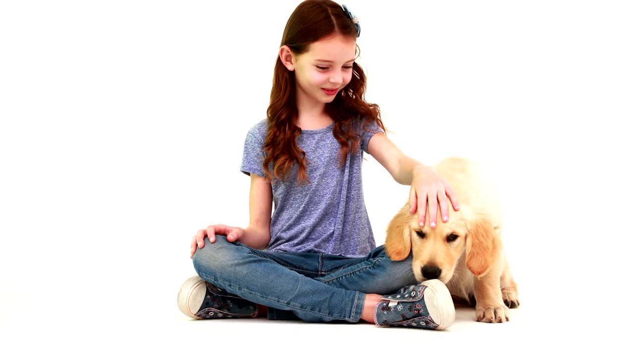 귀여운 강아지와 함께 웃는 소녀