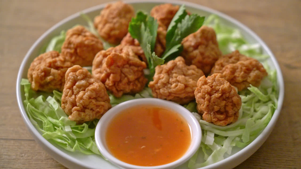 매콤한 디핑 소스를 곁들인 삶은 새우 볼