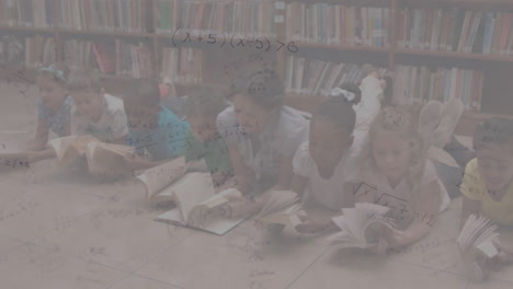 ecuaciones matemáticas contra un grupo de estudiantes que estudian en la biblioteca