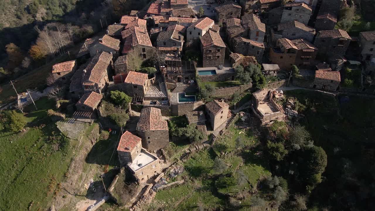 vista aérea del típico pueblo de esquisto talasnal, en portugal